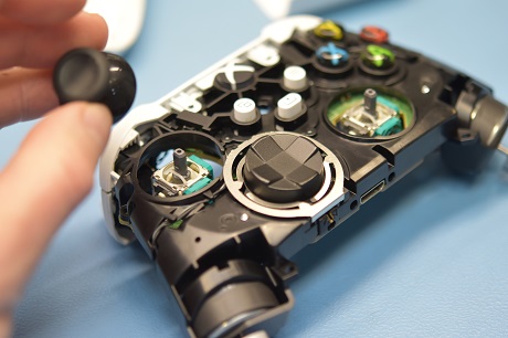 Wymiana osłony analoga w padzie Xbox Series X