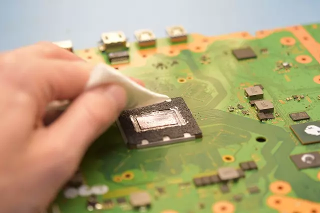Czyszczenie APU PS5 z ciekłego metalu