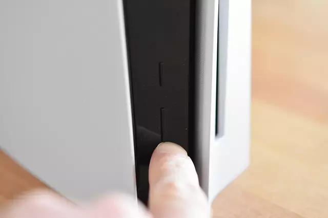 Przycisk power na konsoli PS5