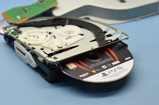 Konsola PS5 problem z napędem - nie wciąga płyty