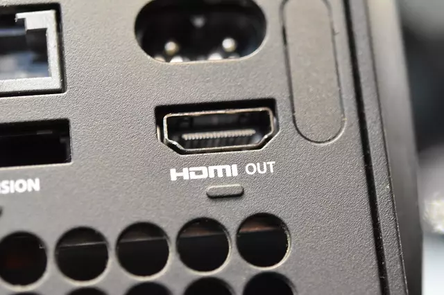 Uszkodzone mechanicznie gniazdo HDMI konsoli Xbox Series X