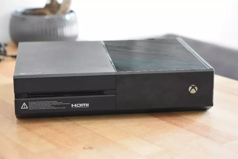 Xbox One czy Xbox One S konsola Xbox One pierwszy model
