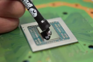 Ciekły metal w PS4 Pro