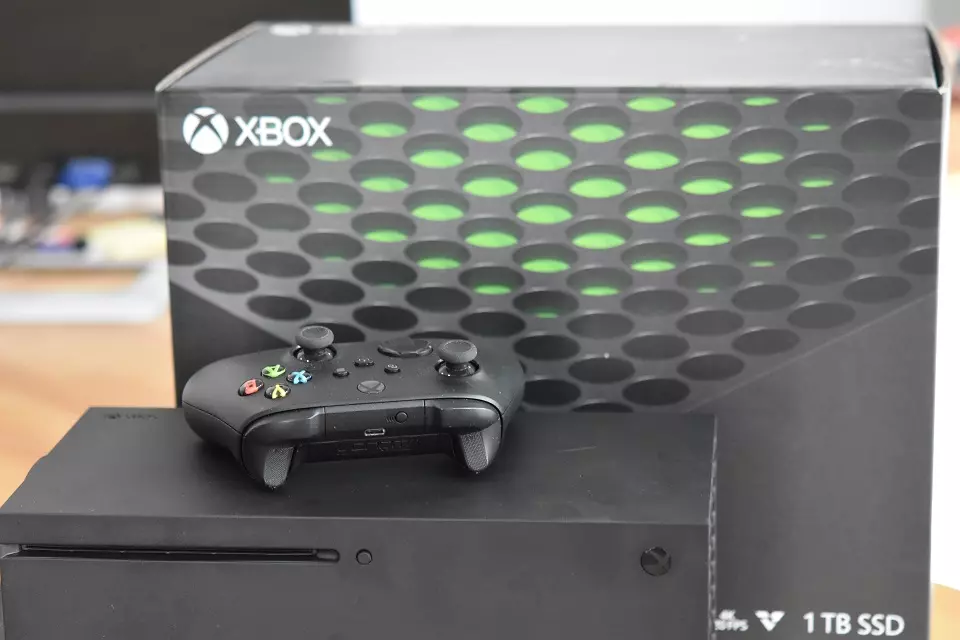 Używany zestaw Xbox Series X z kartonem