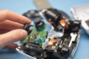 Wymiana osłon analogów w padzie PS5