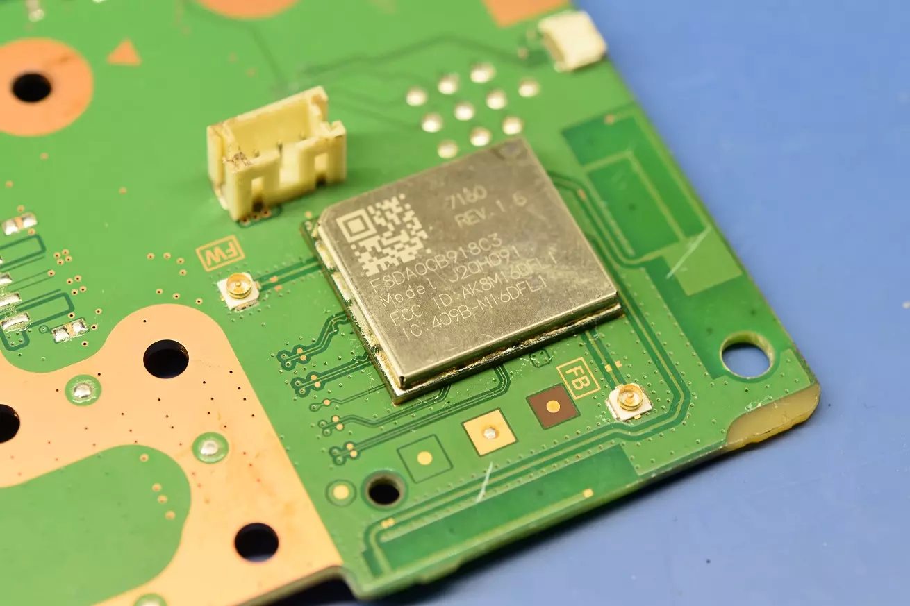 Uszkodzona karta Wi-Fi J20H091 w konsoli PS5