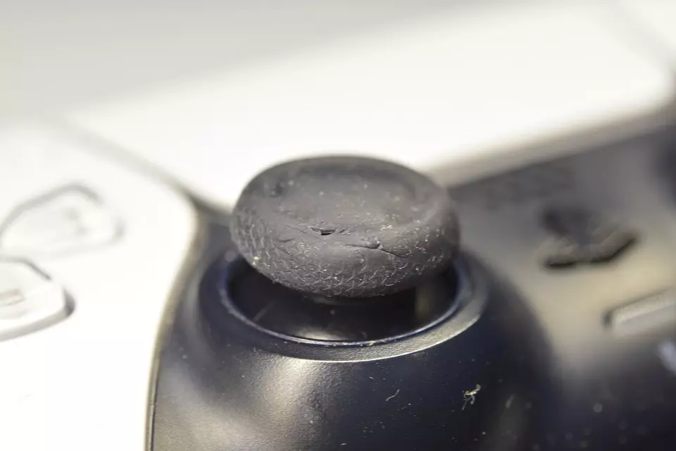 Uszkodzone osłony analogów używanego pada PS5 DualSense