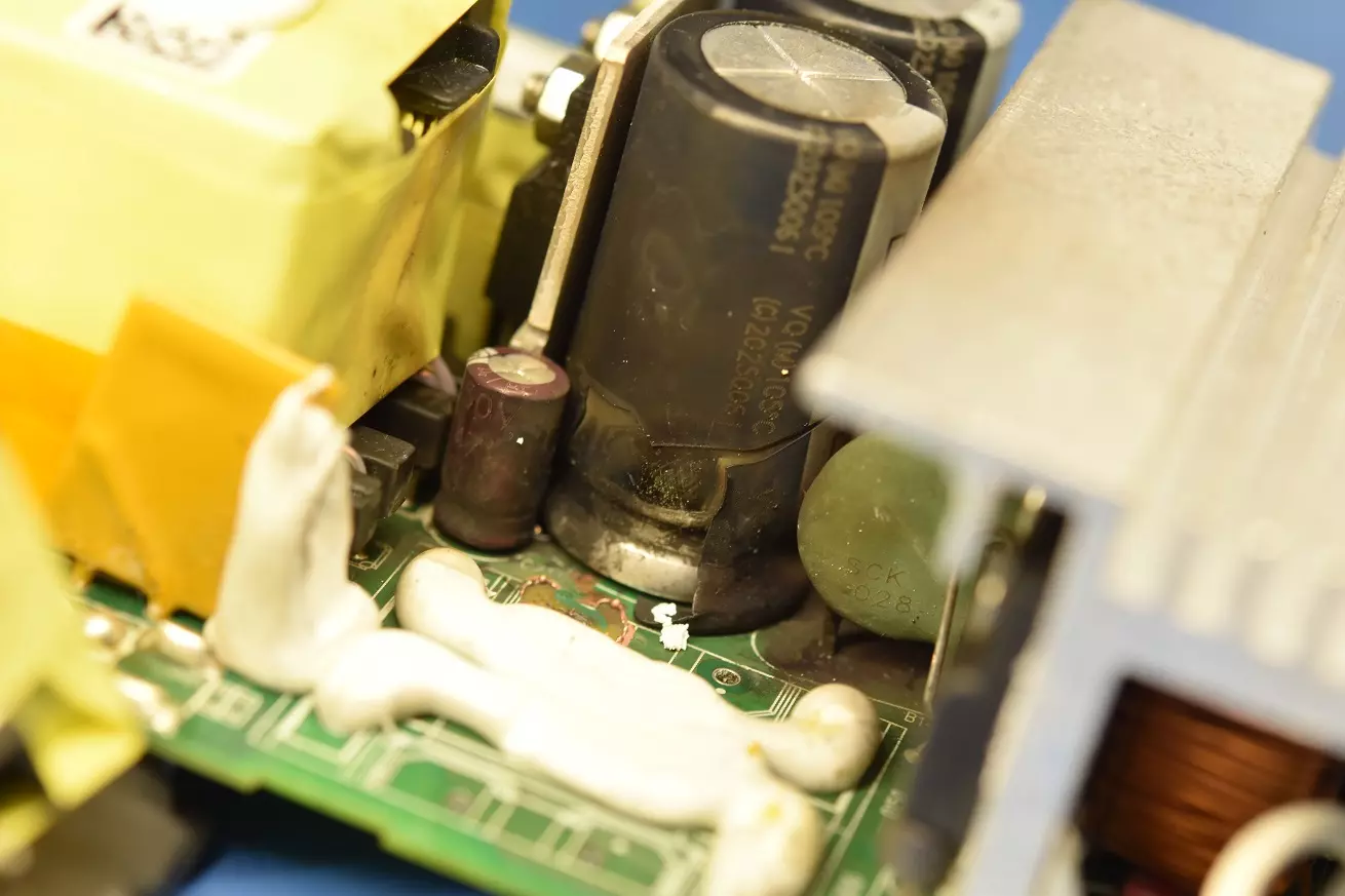 Uszkodzony zasilacz konsoli Xbox One Spalony zasilacz konsoli Xbox One