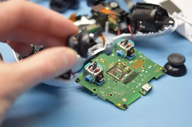 Wymiana analoga w padzie PS5 Warszawa Wymiana analoga w padzie PS5 z Warszawy