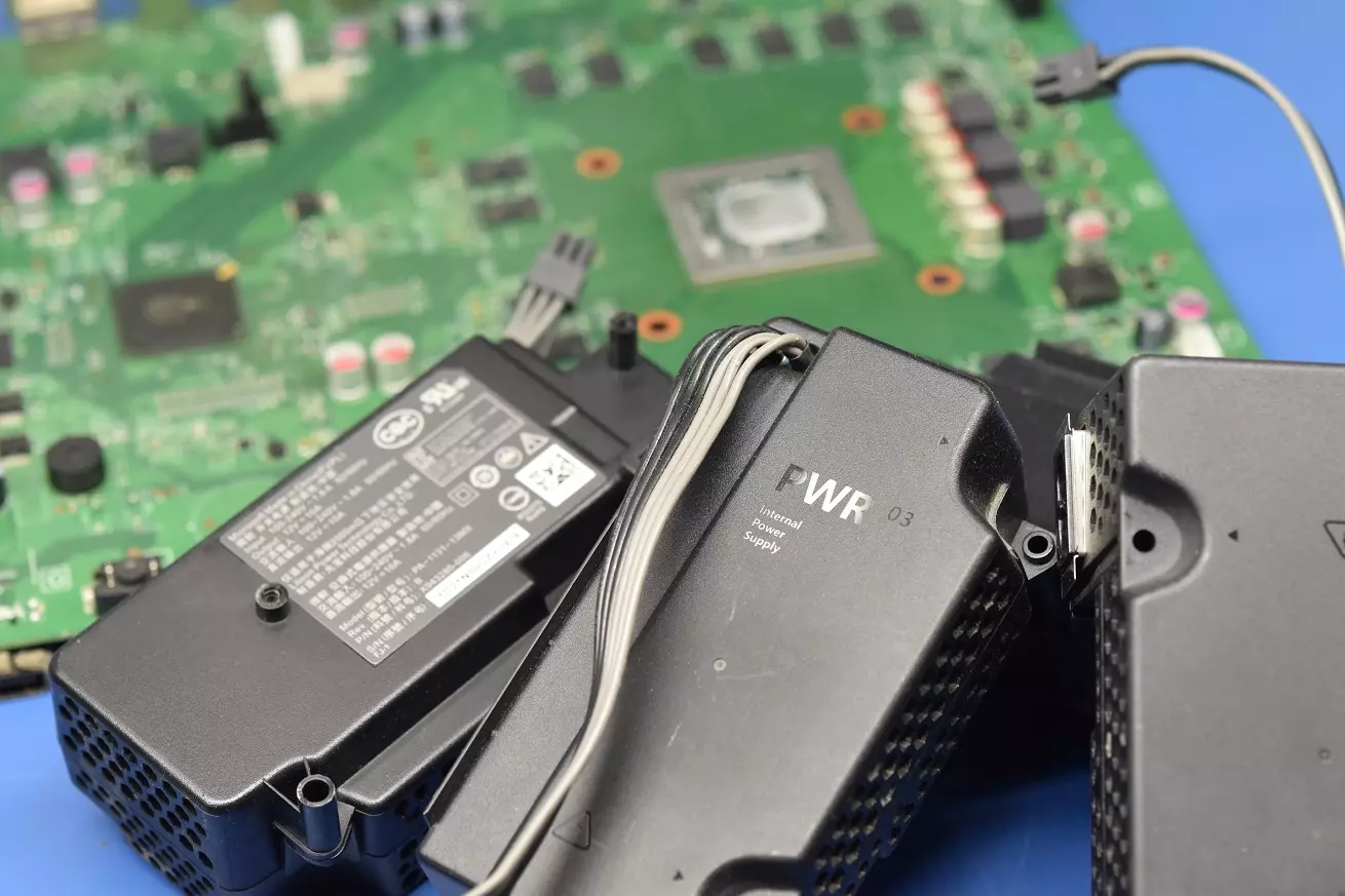 Xbox One nie włącza się przez zepsuty zasilacz Konsola Xbox One nie włącza się przez zepsuty zasilacz