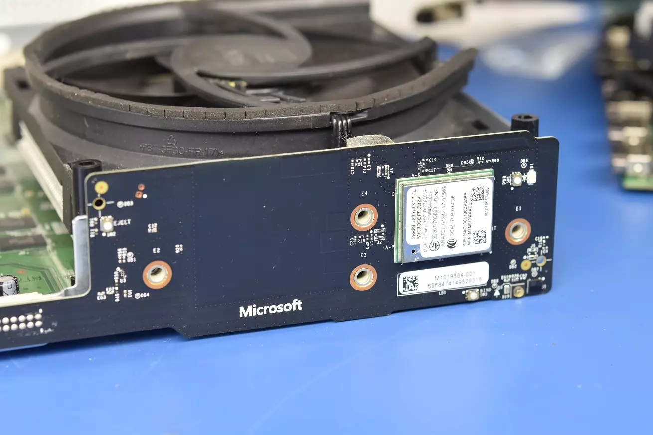 Xbox One S nie chce się włączyć przez przedni panel Xbox One S nie chce się włączyć przez uszkodzony przedni panel