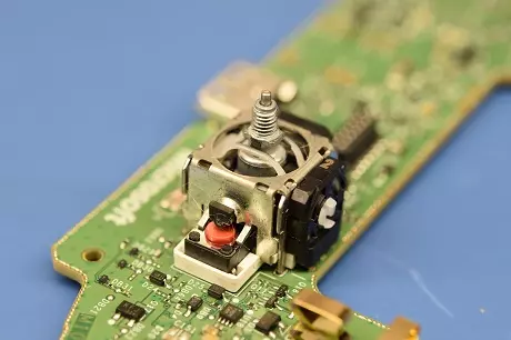 Uszkodzony analog w padzie Xbox Series 2