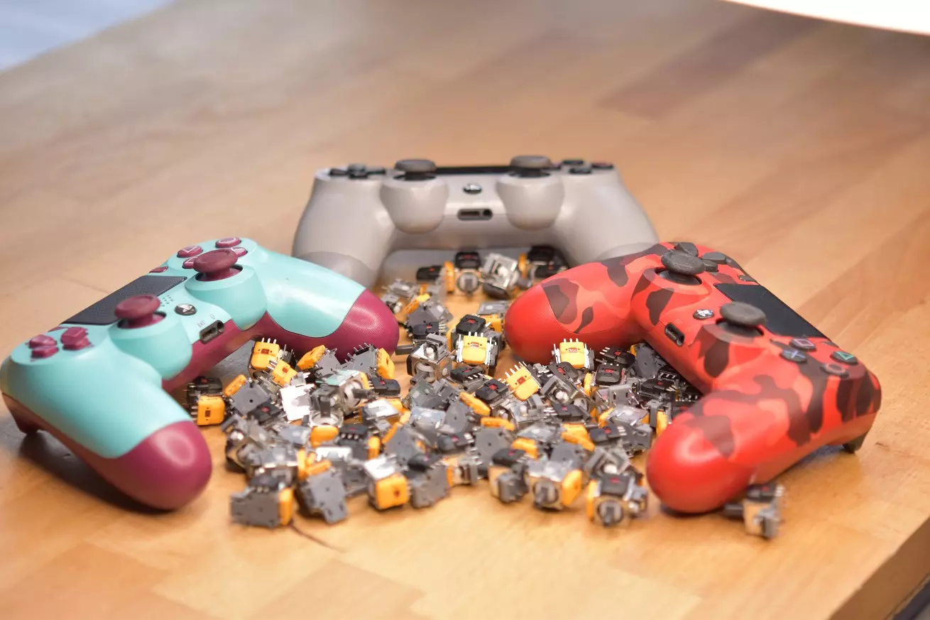 pady-dualshock-4-analogi-hall pady