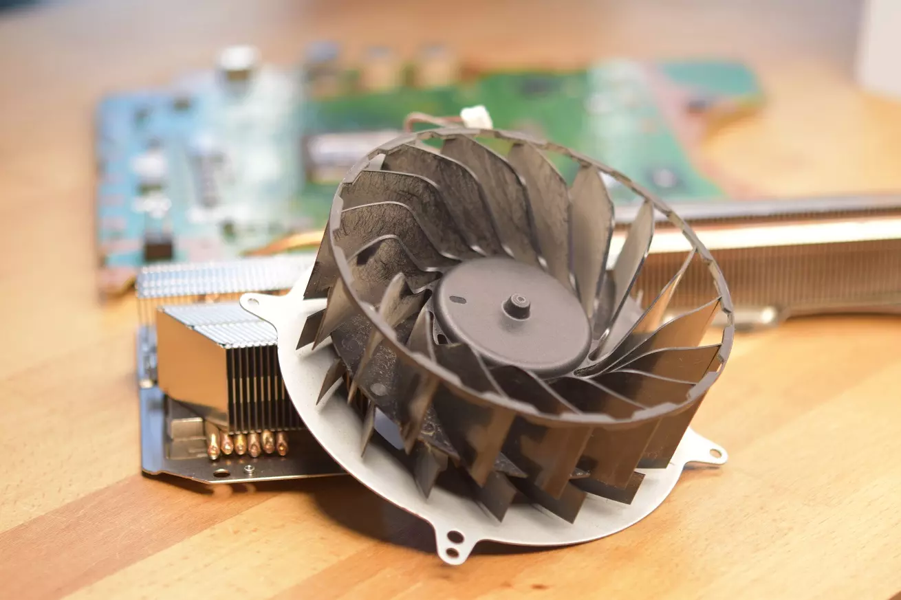 Głośna praca PS5 układ chodzenia Głośna praca PS5 a układ chodzenia