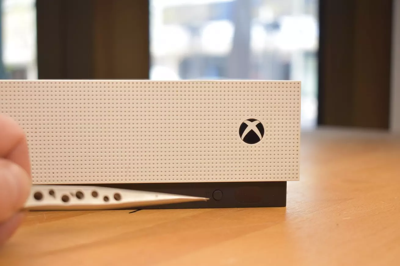 Parowanie konsola Xbox One S Przycisk parowania w konsoli Xbox One S