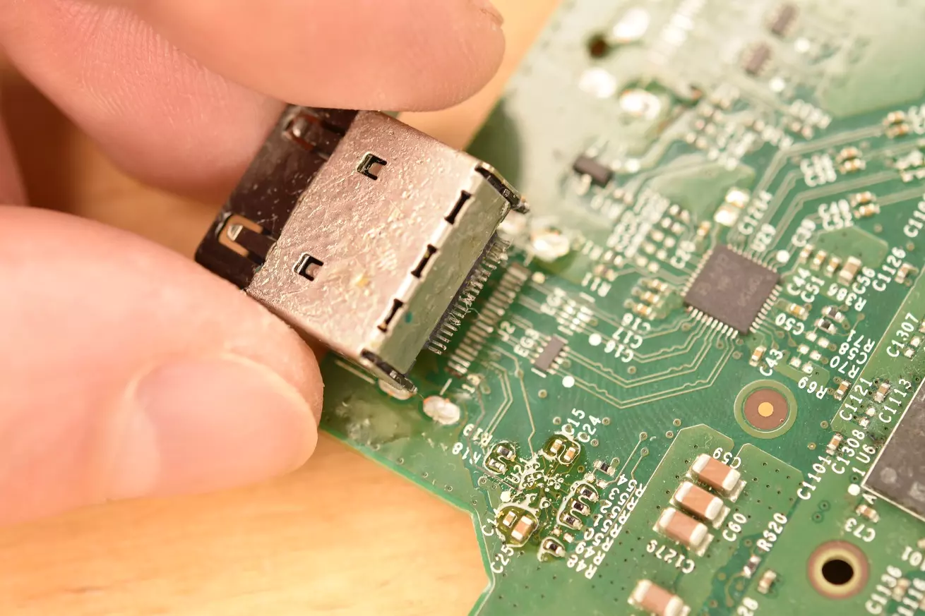 Wymiana gniazda HDMI Xbox One Wymiana przez technika gniazda HDMI w konsoli Xbox One