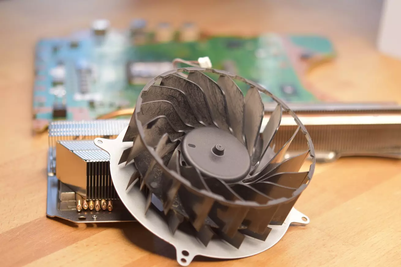 Czyszczenie konsoli - wentylator PS5 Czyszczenie konsoli i wentylatora PS5