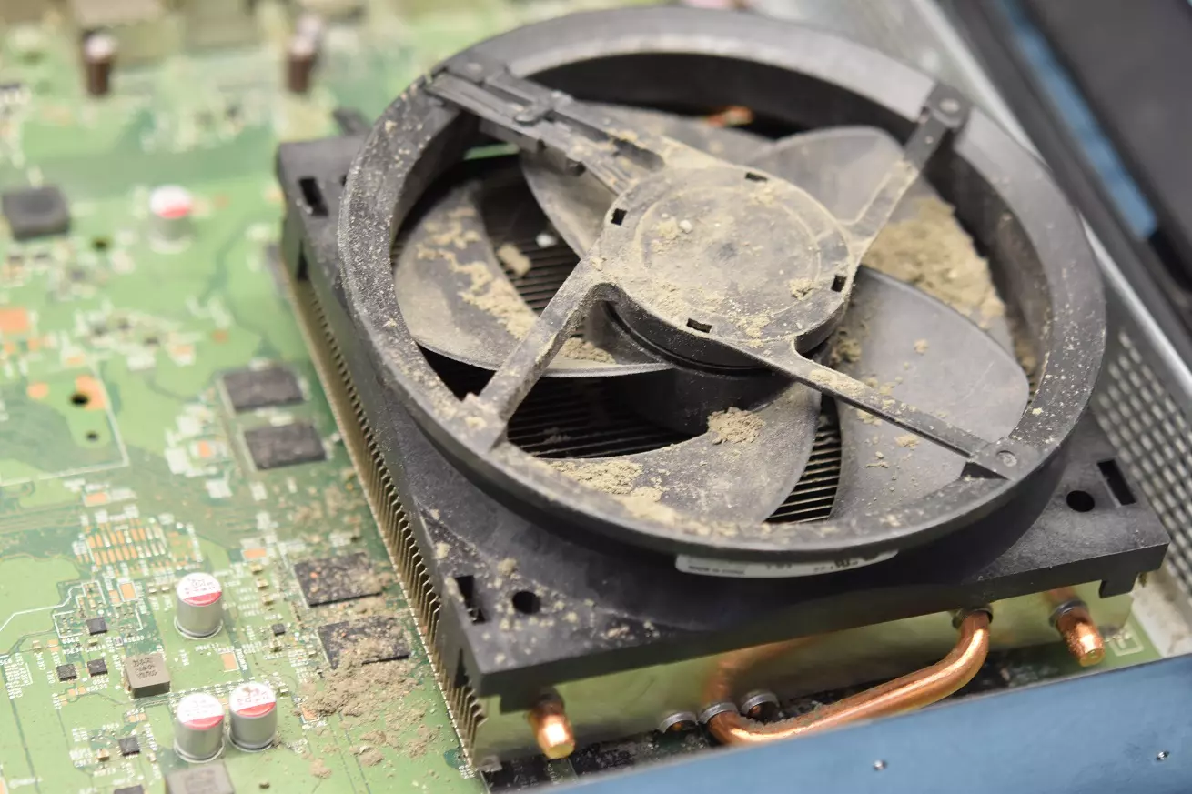 Czyszczenie konsoli Xbox One Czyszczenie układu chłodzenia konsoli Xbox One