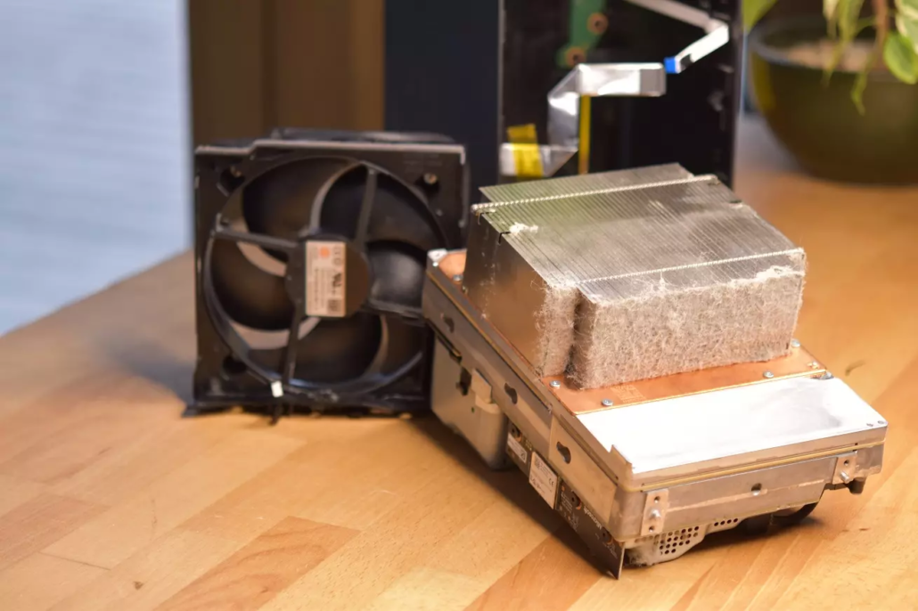 Czyszczenie konsoli Xbox Series X Czyszczenie zabrudzonej konsoli Xbox Series X