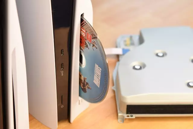 PS5 nie wciąga płyt do napędu PS5 nie wciąga płyt z grami do napędu