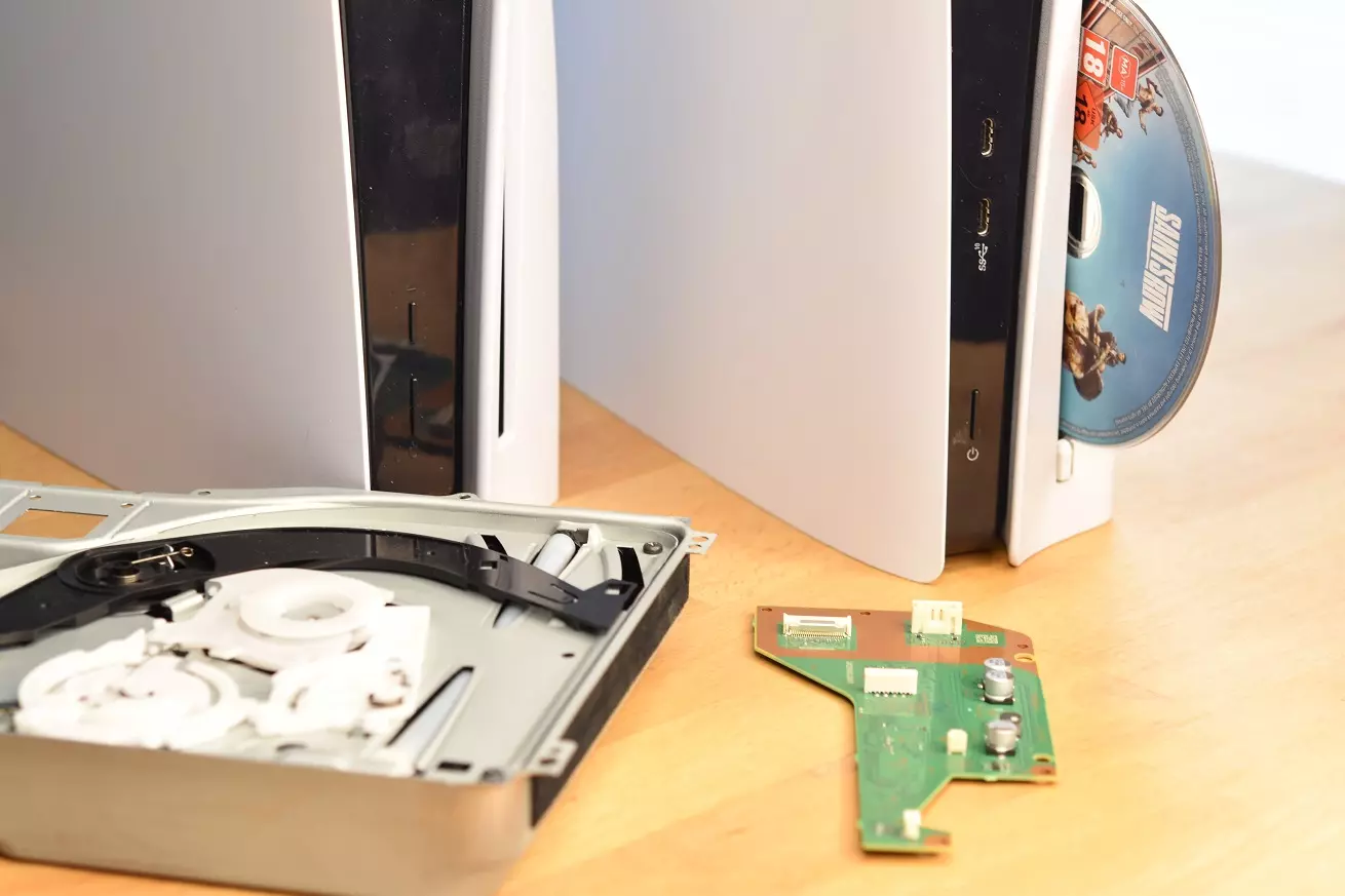 Uszkodzony napęd PS5 z elektroniką Uszkodzony napęd PS5 z elektroniką