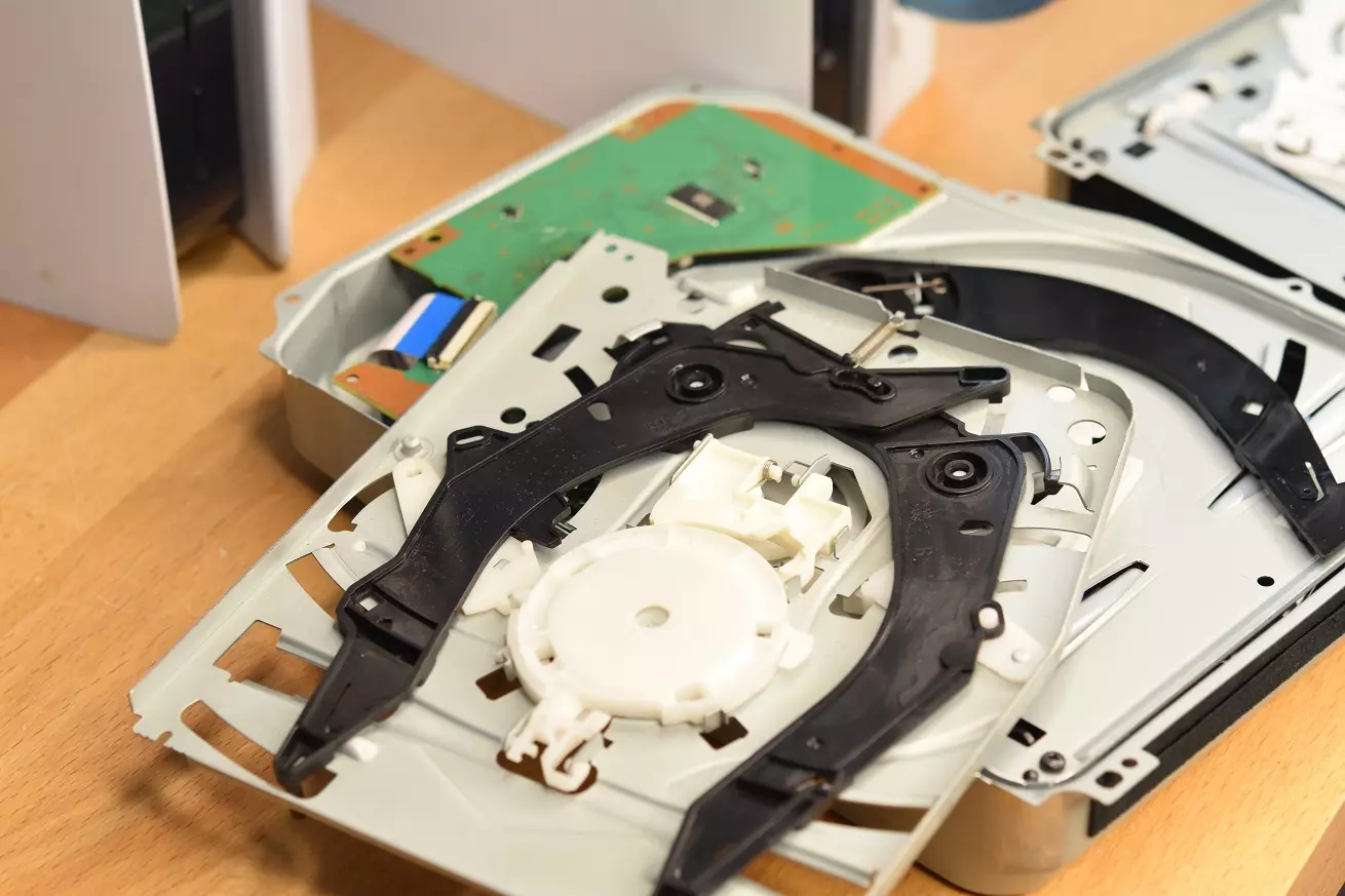 Wymiana górnej pokrywy napędu PS5 Wymiana górnej pokrywy napędu PS5