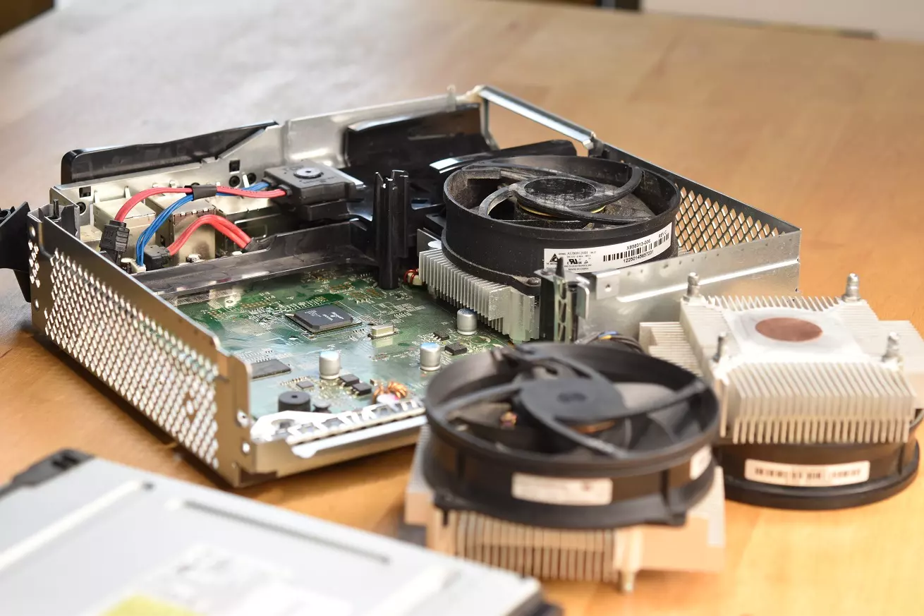 Czyszczenie Xbox 360 – usuwanie kurzu z wnętrza konsoli Wnętrze konsoli Xbox 360 z nagromadzonym kurzem przed czyszczeniem