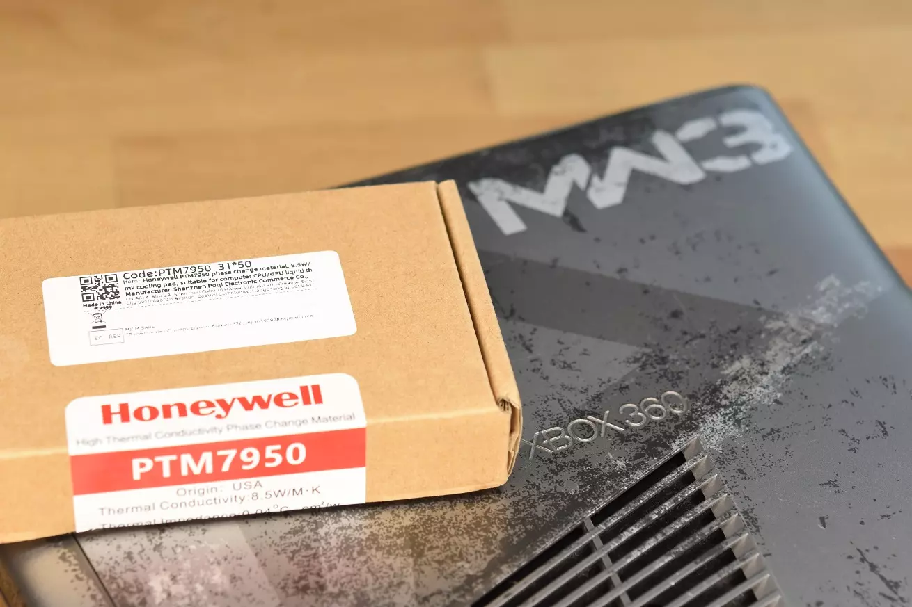 Termopad Honeywell PTM7950 w Xbox 360 Slim dla lepszego chłodzenia Konsola Xbox 360 Slim z termopadem Honeywell PTM7950