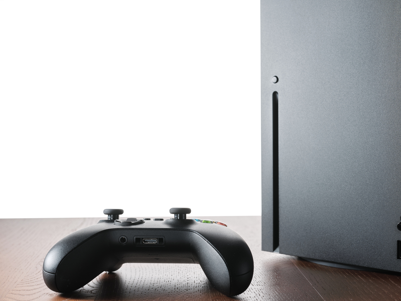 Gamepad and console on table with isolated background Jak wyczyścić konsolę przed sprzedażą? Kompleksowy poradnik krok po kroku