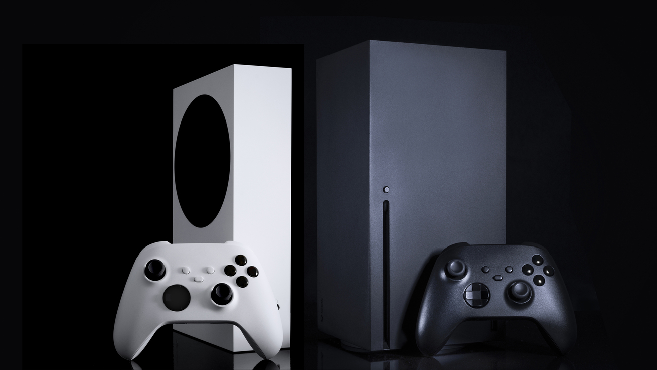 White and black game consoles and controllers with black background Jak wyczyścić konsolę przed sprzedażą?