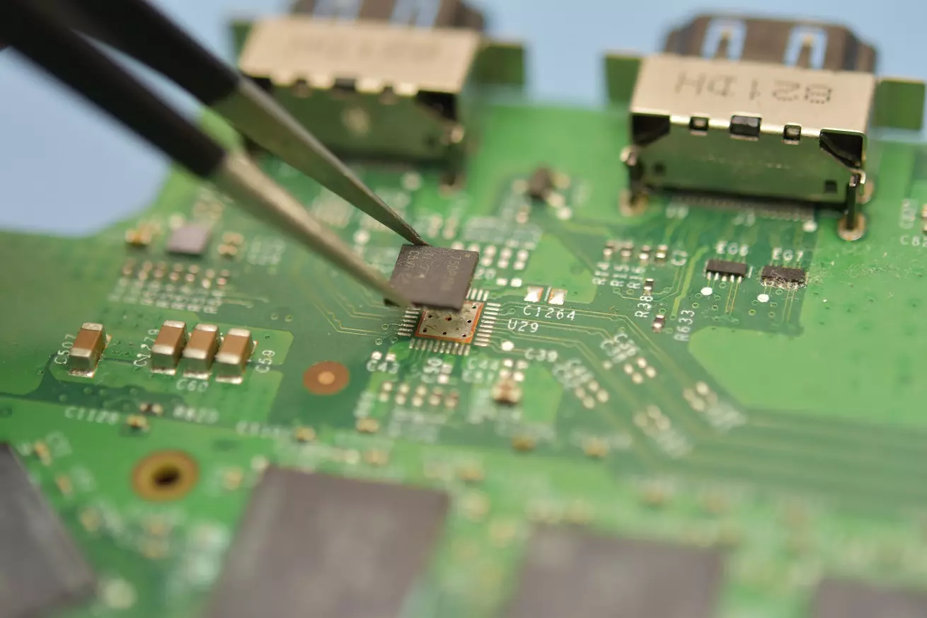 Naprawa uszkodzonego Xbox One S - wymiana układu na płycie głównej