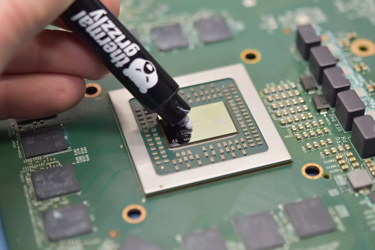 Naprawa Xbox One X - nałożenie nowej pasty na APU