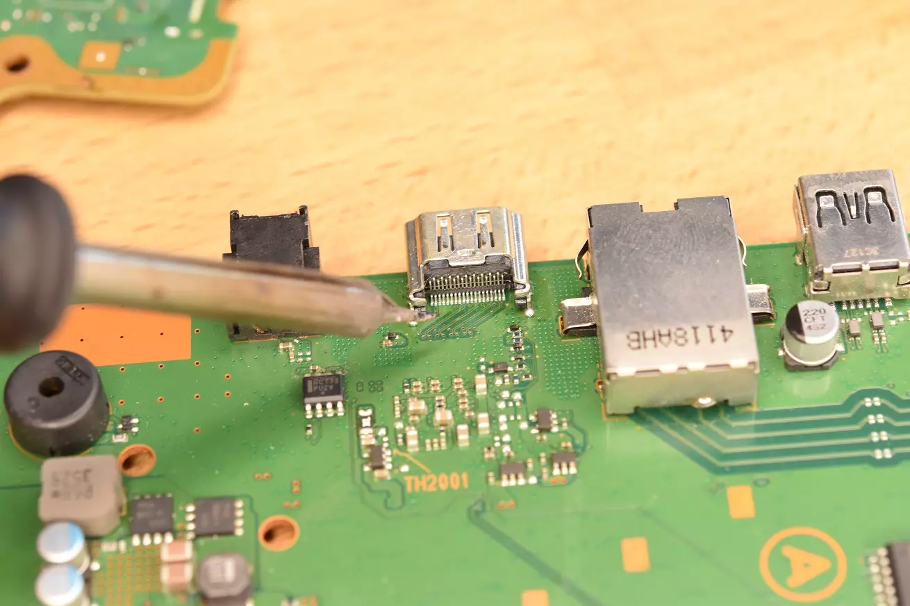 Serwis PS4 - lutowanie płyty głównej Serwis PS4 - lutowanie, naprawa płyty głównej