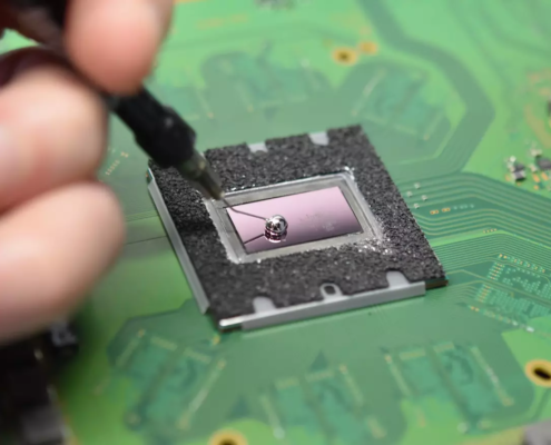 Ciekły metal w PS5 aplikacja ciekłego metalu na procesor konsoli