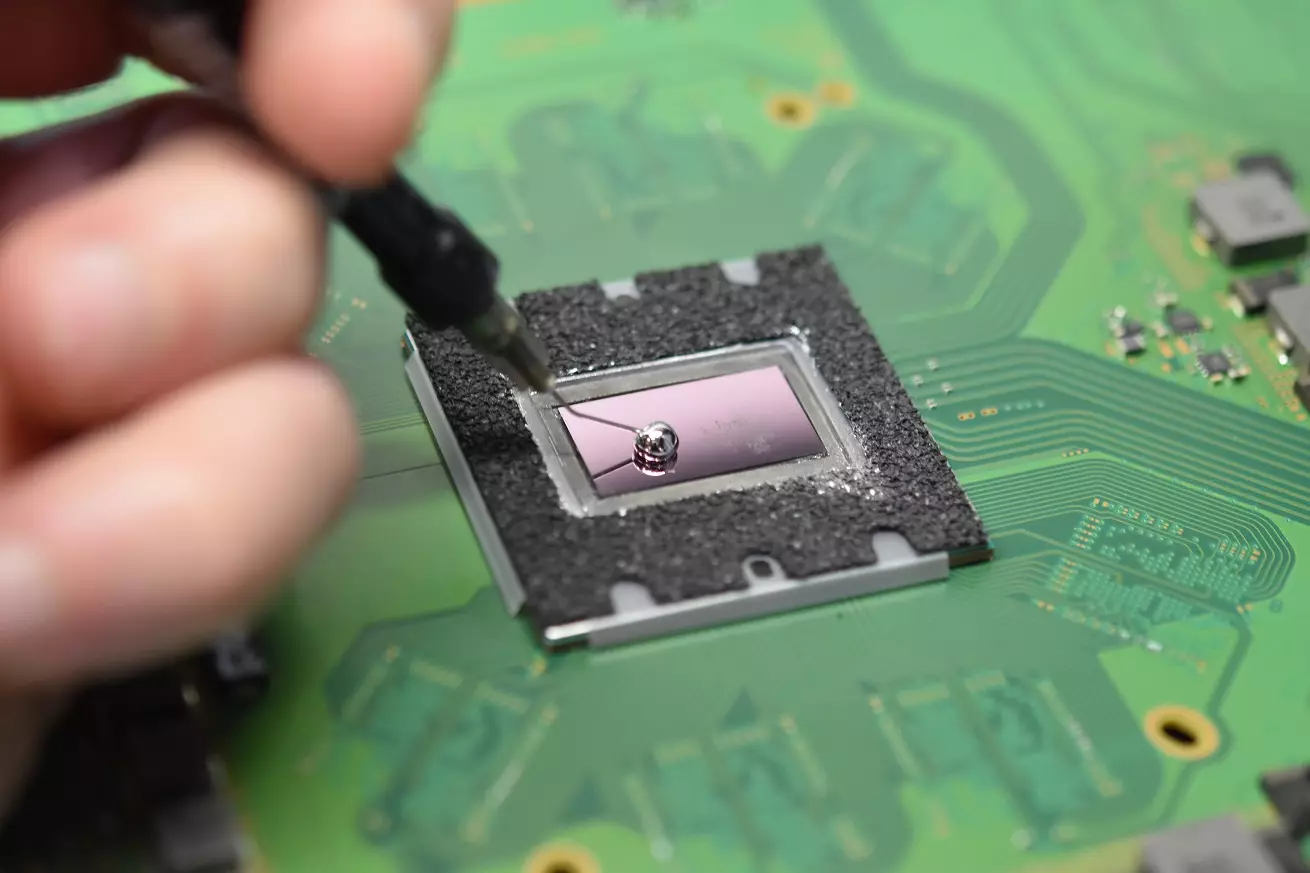 Ciekły metal w PS5 aplikacja ciekłego metalu na procesor Ciekły metal w PS5 aplikacja ciekłego metalu na procesor konsoli