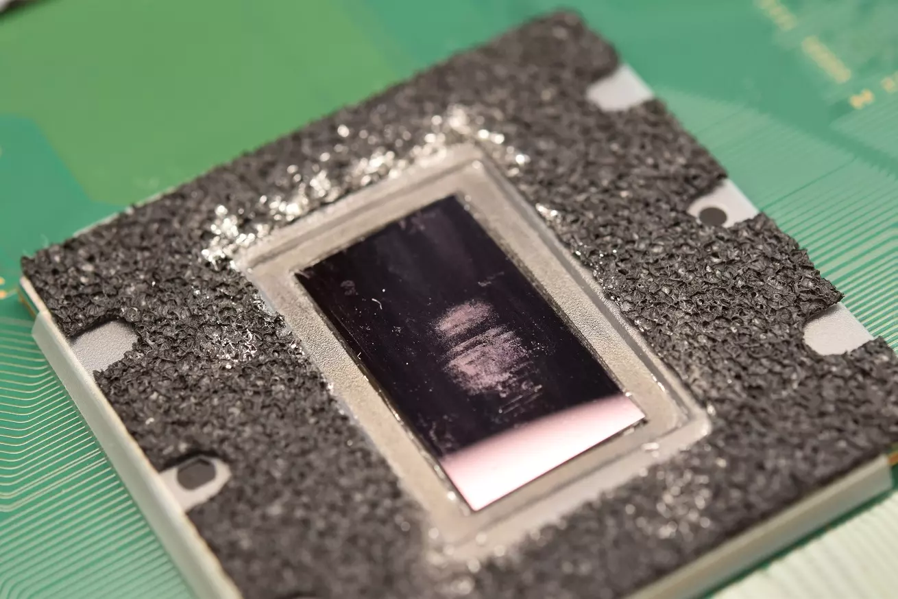 Ciekły metal w PS5 APU przygotowanie Ciekły metal w PS5 APU przygotowanie chłodzenie