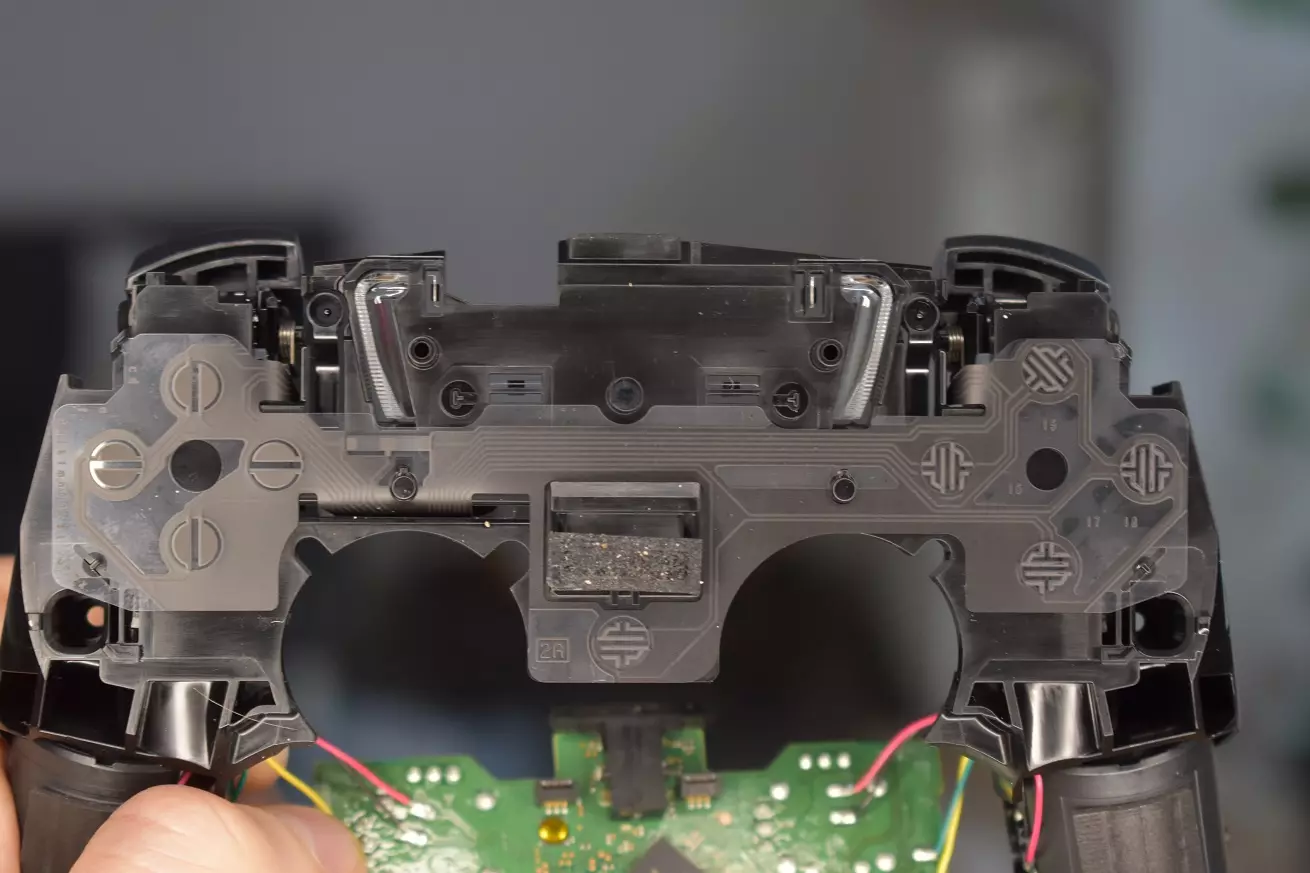 Czyszczenie pada PS5 folia przewodząca przyciski demontaż Czyszczenie pada PS5 folia przewodząca przyciski demontaż pad