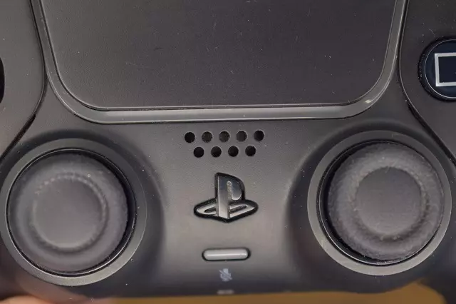 Czyszczenie pada PS5 panel centralny przyciski demontaż Czyszczenie pada PS5 panel centralny przyciski demontaż pad