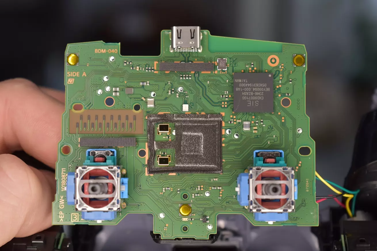 Czyszczenie pada PS5 płyta główna BDM-040 analogi i USB Czyszczenie pada PS5 płyta główna BDM-040 analogi i USB pad