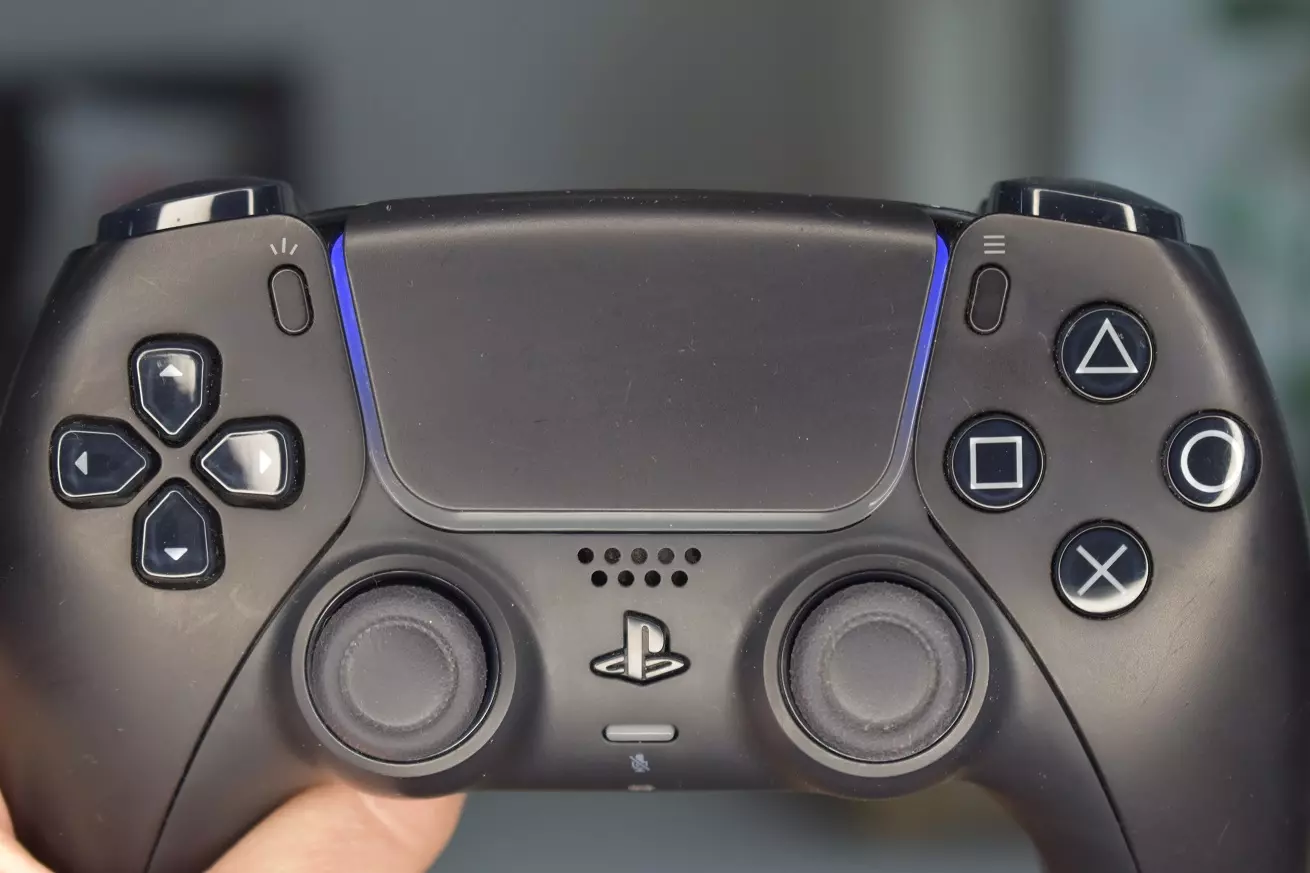 Czyszczenie pada PS5 przyciski gumki przewodzenie Czyszczenie pada PS5 przyciski gumki przewodzenie pad