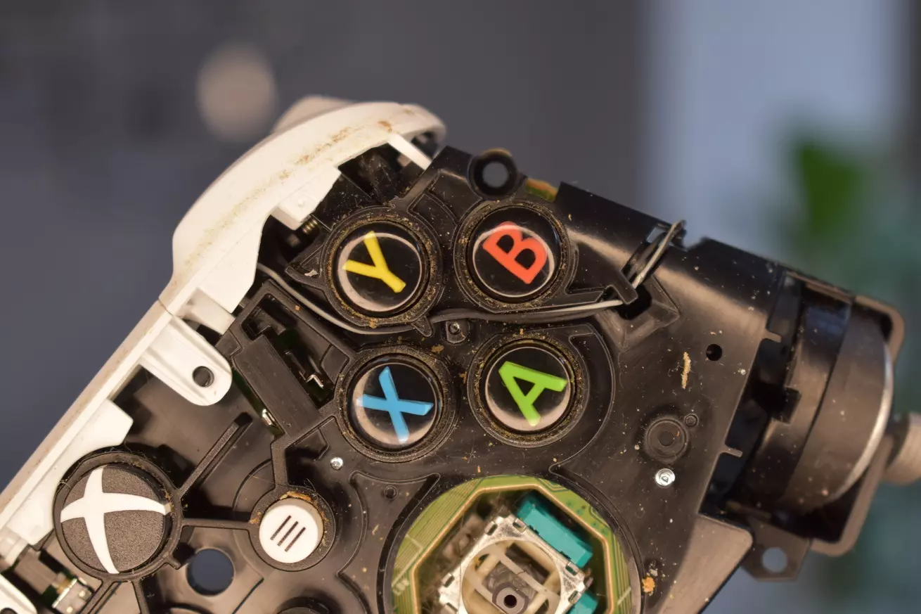 Czyszczenie pada Xbox zabrudzone przyciski A B X Y Czyszczenie pada Xbox zabrudzone przyciski A B X Y problem