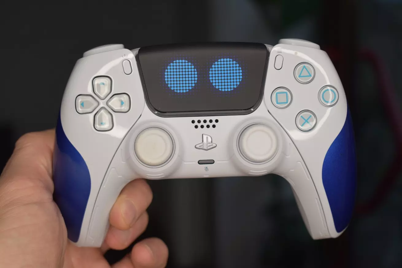 Funkcje pada PS5 DualSense biało-niebieski ASTRO BOT Funkcje pada PS5 DualSense biało-niebieski ASTRO BOT pad