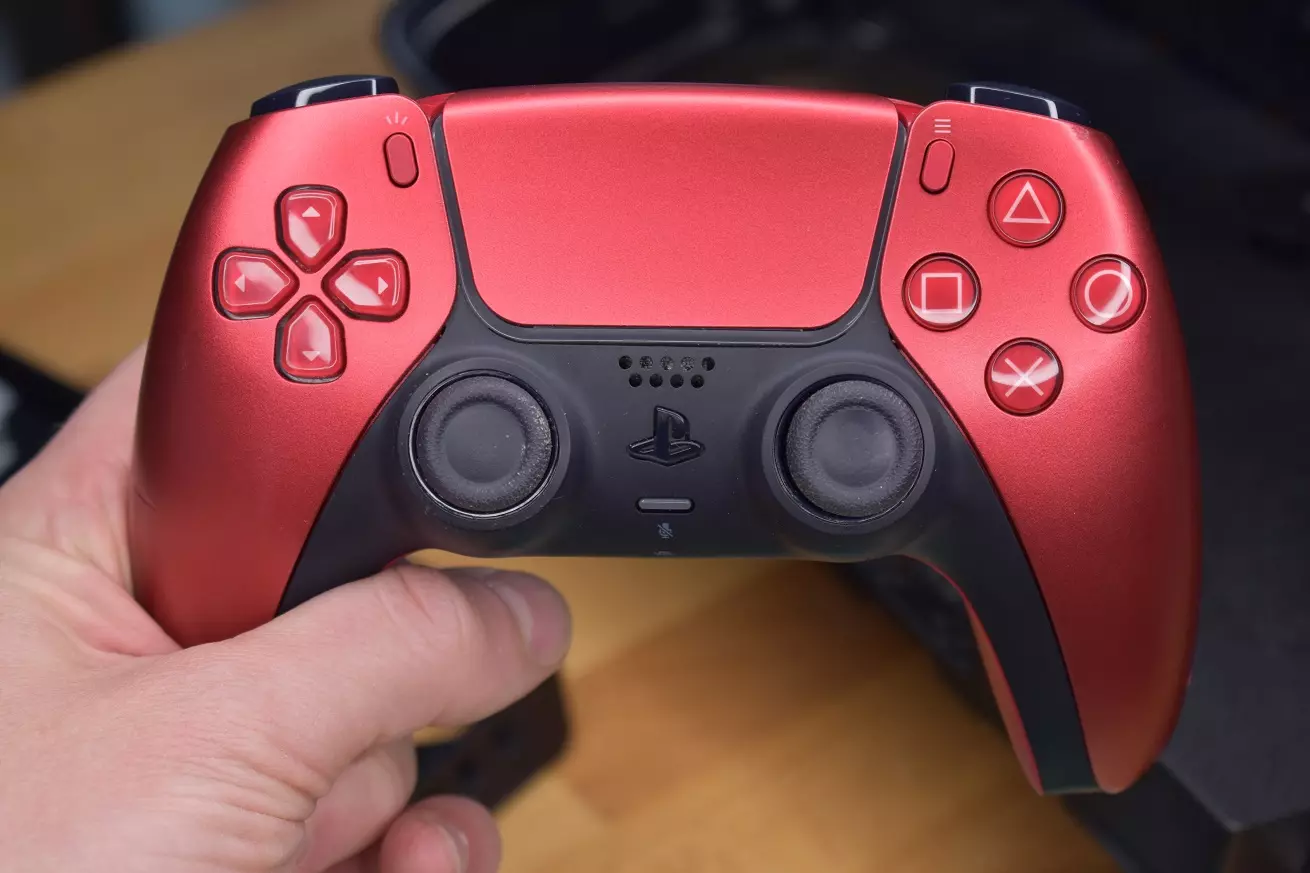 Funkcje pada PS5 DualSense Cosmic Red przód Funkcje pada PS5 DualSense Cosmic Red przód pad