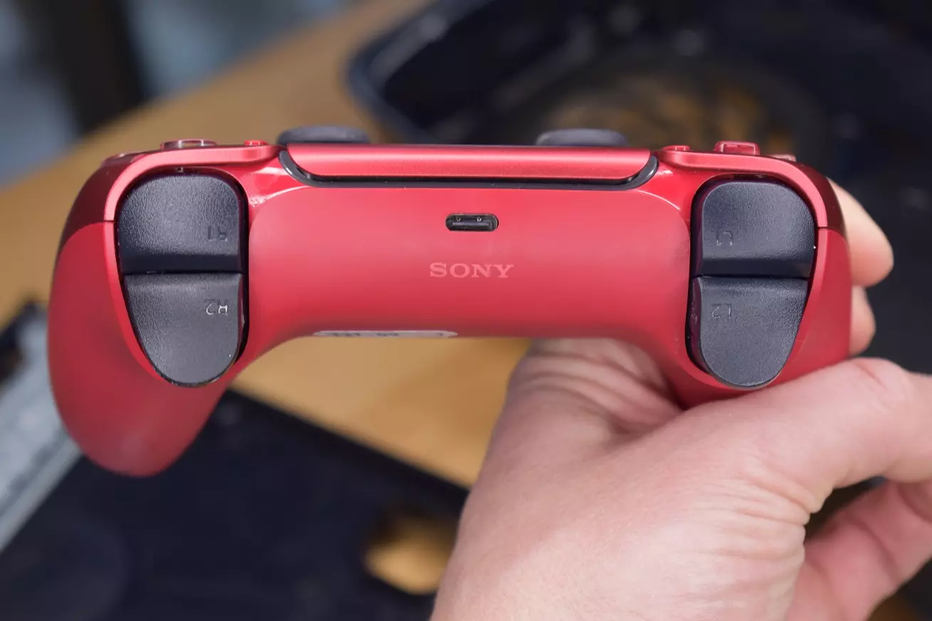 Funkcje pada PS5 DualSense Cosmic Red tył Funkcje pada PS5 DualSense Cosmic Red tył widok