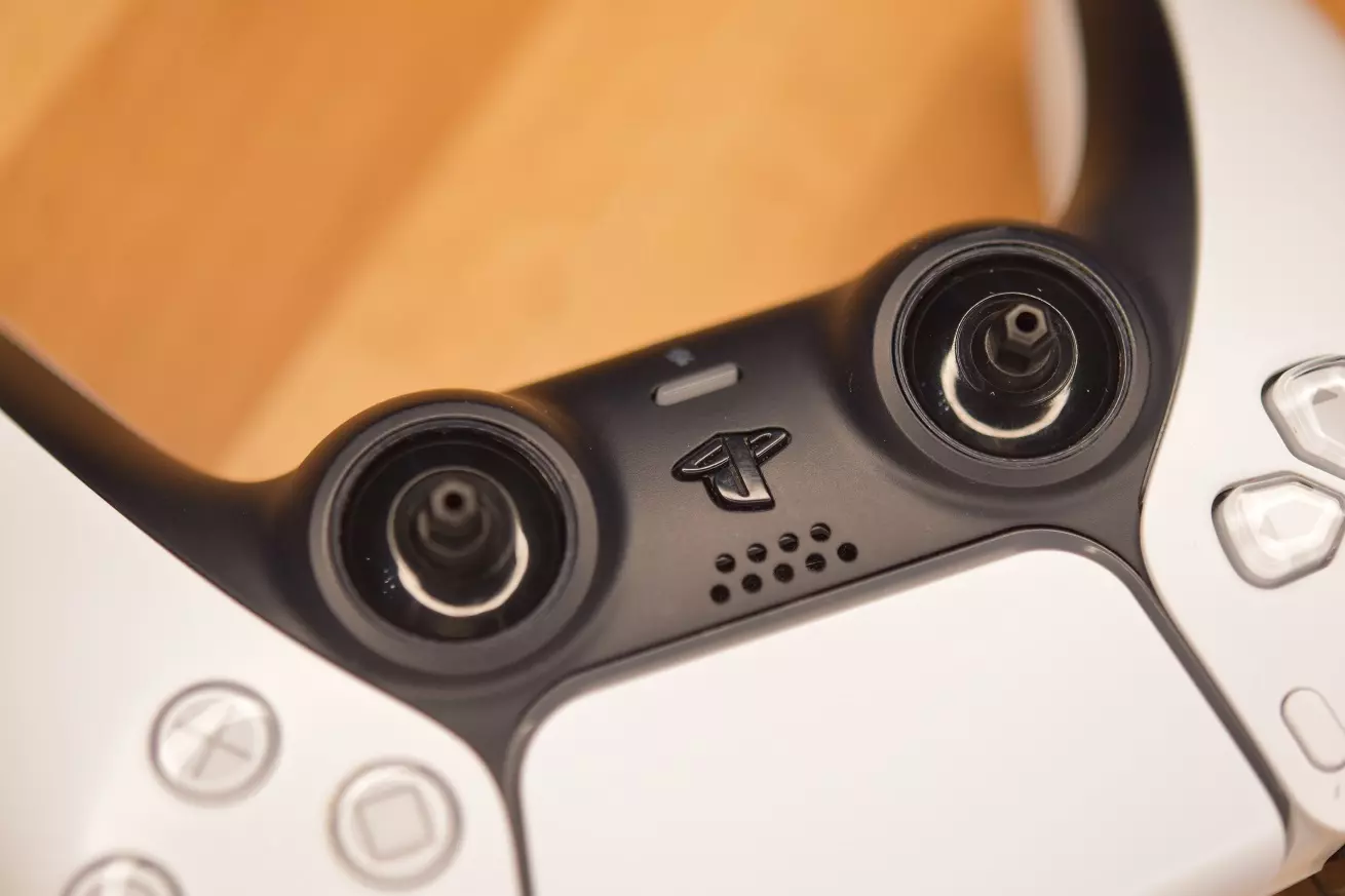 Funkcje pada PS5 DualSense panel dotykowy Funkcje pada PS5 DualSense panel dotykowy widok