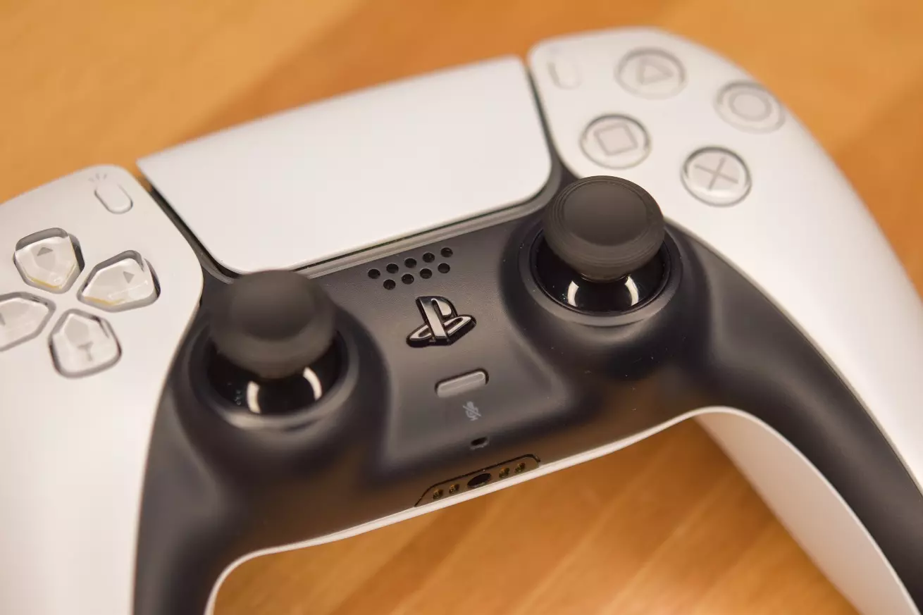 Funkcje pada PS5 DualSense przyciski i joysticki Funkcje pada PS5 DualSense przyciski i joysticki pad