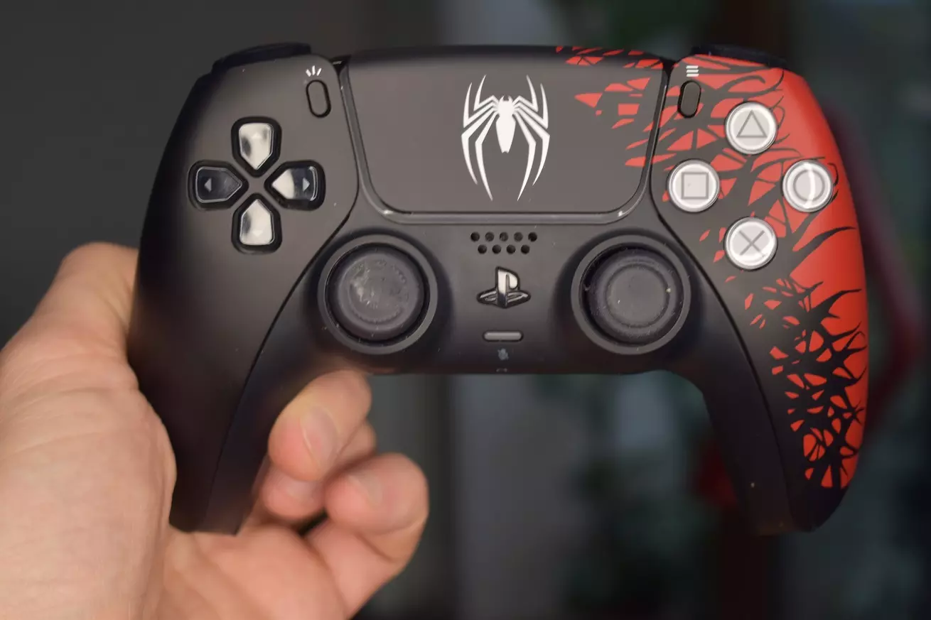 Funkcje pada PS5 DualSense Spider Man 2 edycja limitowana Funkcje pada PS5 DualSense Spider-Man 2 edycja limitowana pad