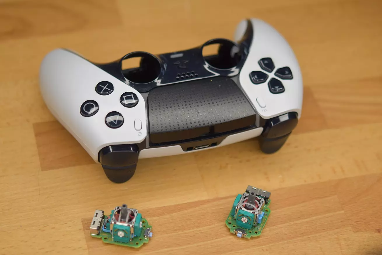 Funkcje pada PS5 DualSense wymiana analogów Funkcje pada PS5 DualSense wymiana analogów widok