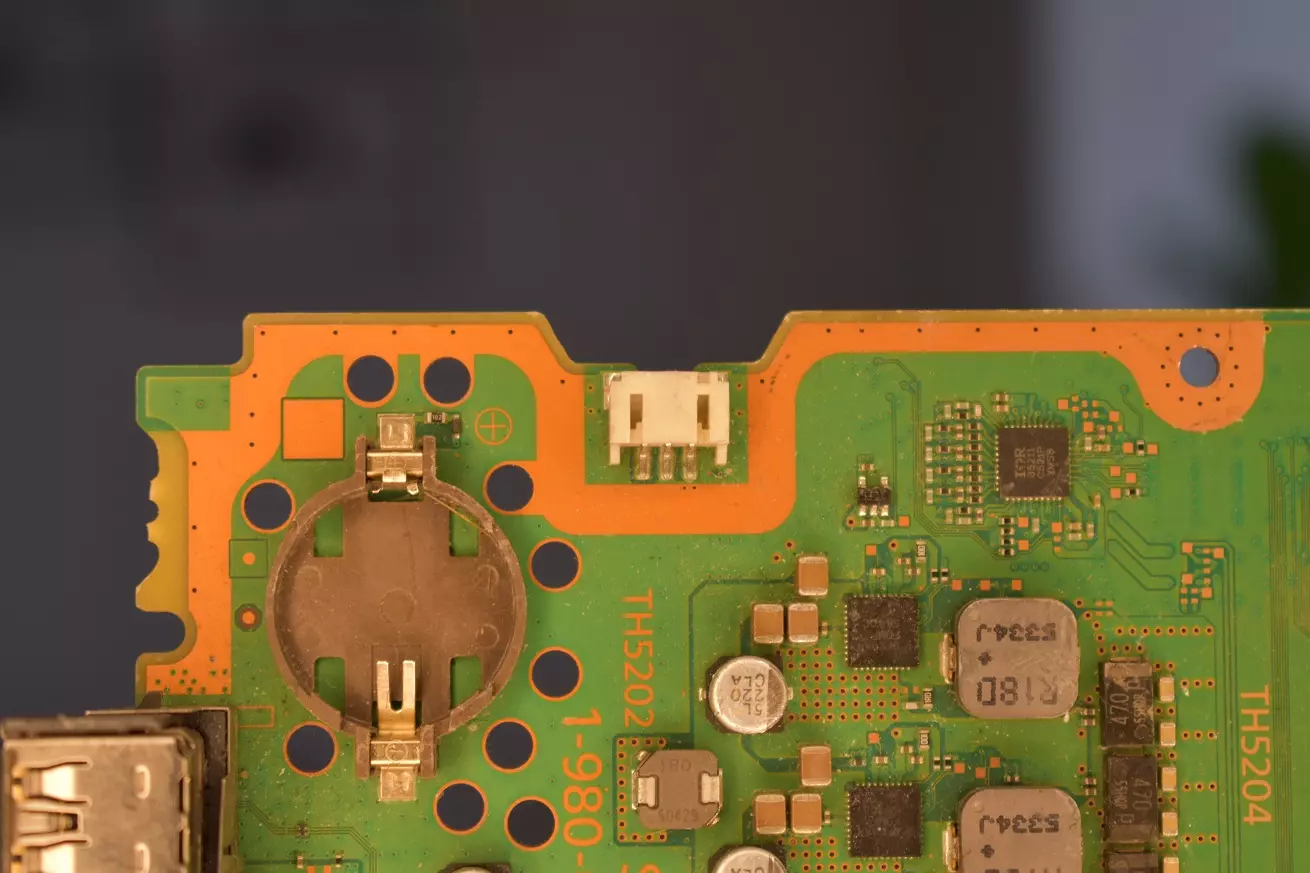 Naprawa gniazda wentylatora PS4 PCB gniazdo i kondensatory Naprawa gniazda wentylatora PS4 PCB sprawne gniazdo i kondensatory