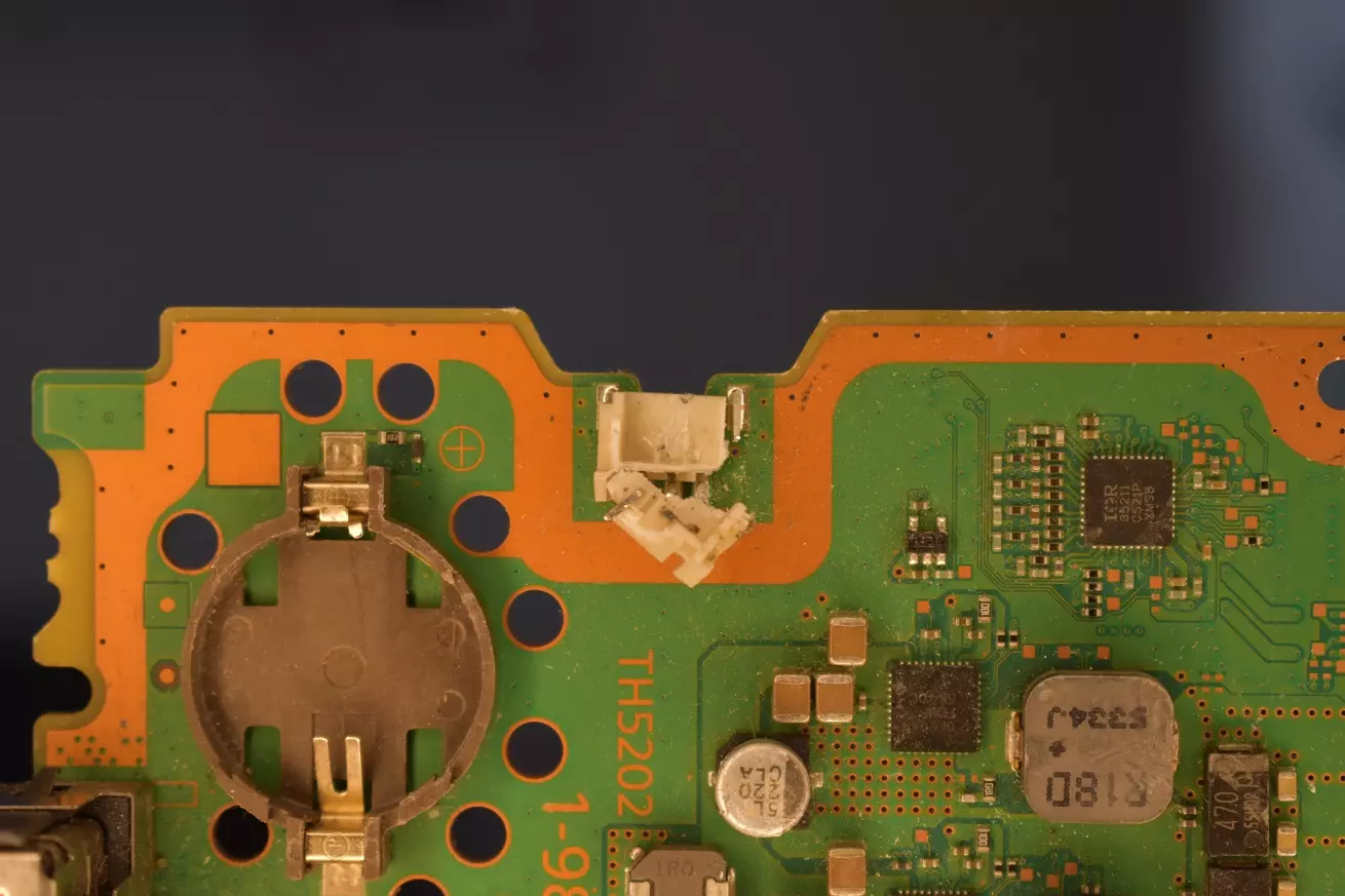 Naprawa gniazda wentylatora PS4 uszkodzone gniazdo zasilania Naprawa gniazda wentylatora PS4 uszkodzone gniazdo zasilania problem